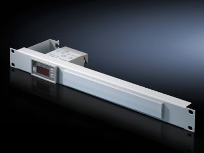 Цифровой индикатор и регулятор внутренней температуры шкафа встроен в патч-панель 1 U