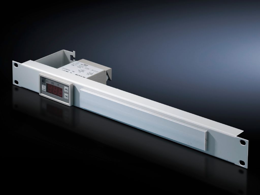 Цифровой индикатор и регулятор внутренней температуры шкафа встроен в патч-панель 1 U