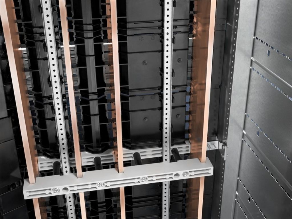 Barra de distribuição para painel de seccionadores verticais sob carga