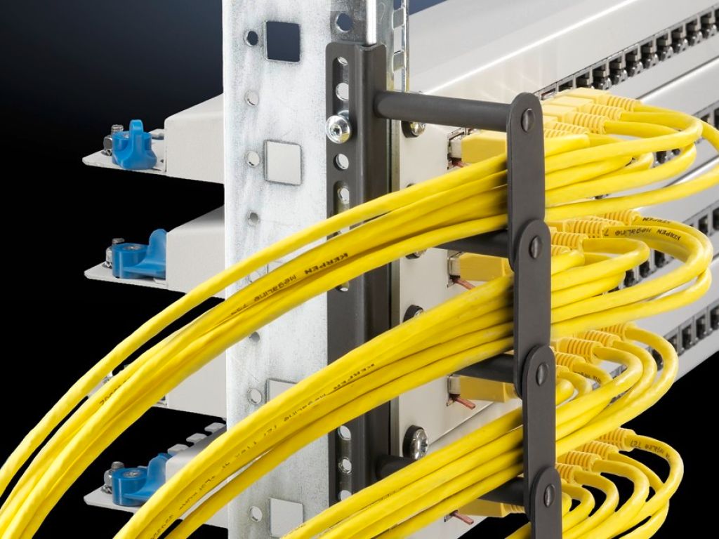 Barras para gerenciamento de cabos para aplicação universal