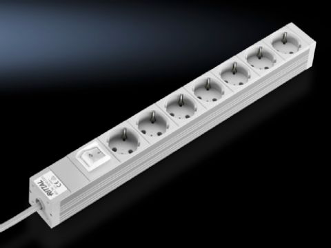 7240220 - Regleta de enchufes en el canal de aluminio